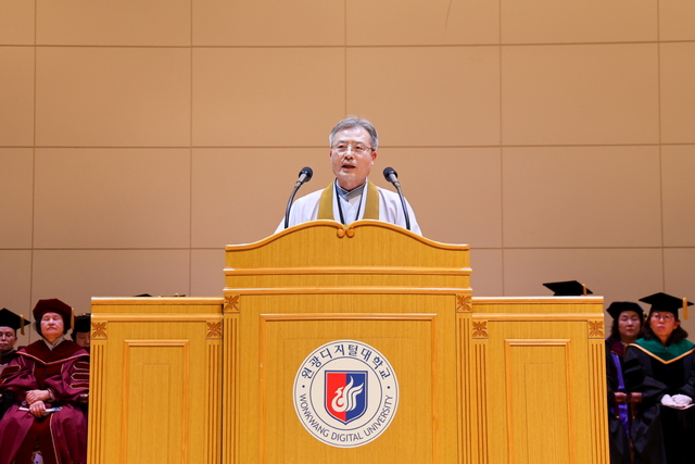 NSP통신-성시종 이사장의 치사를 대독 중인 원광학원 오도철 상임이사. (원광디지털대학교)