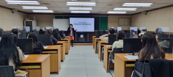 NSP통신-28일 신규 공직자들이 개인정보 보호역량 강화교육을 듣고 있다. (수원시)