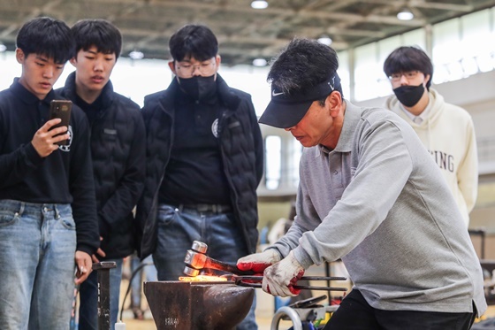 NSP통신-전도유망 전문직장제사의 작업 모습 (한국마사회)