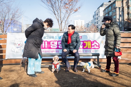 NSP통신-지난 24일 신월동에 설치된 이동식 반려견 놀이터를 찾은 이기재 양천구청장 (양천구)