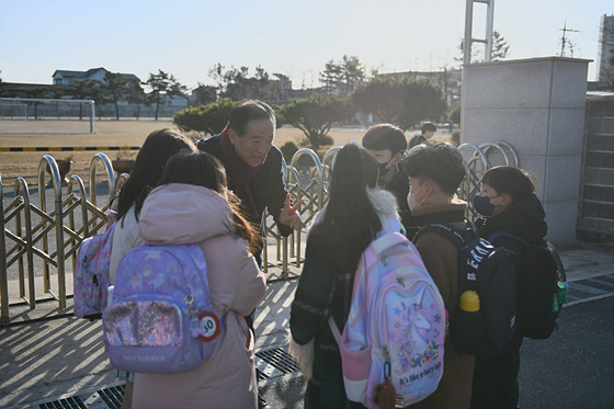 NSP통신-2일 이병선 속초시장이 관내 초등학교를 방문해 새학기를 맞이한 아이들을 응원하고 있다. (속초시)