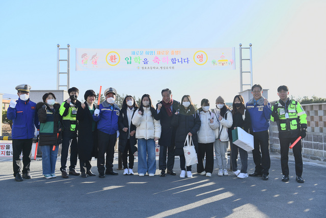 NSP통신-이병선 시장이 속초모범운전자회와 안전한 통학로 확보를 위한 교통안전지도 및 불법주정차 근절 캠페인에 동참한 가운데 등굣길 아이들과 함께 기념촬영을 하고 있다. (속초)