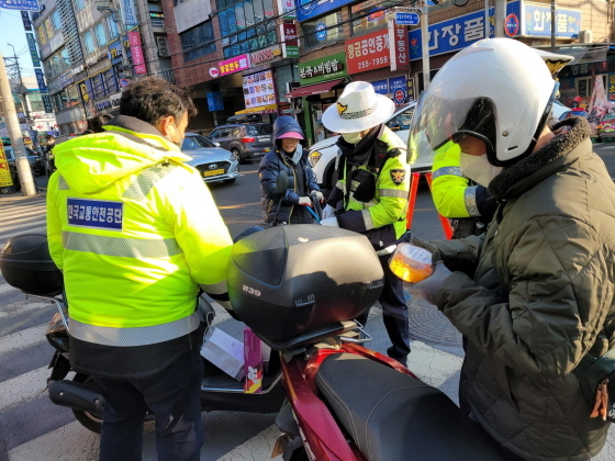 NSP통신-지난 1월 4일 한국교통안전공단 경기남부본부, 수원시 팔달구청, 수원중부경찰서가 합동으로 이륜차 합동단속 하는 모습. (한국교통안전공단 경기남부본부)