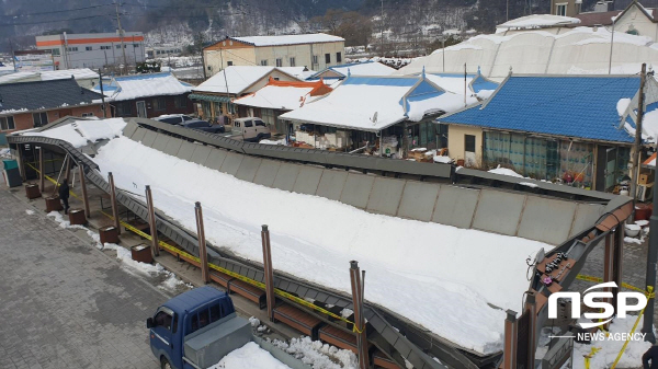 NSP통신-울진군은 지난 2월 14일에서 15일까지 2일간 내린 폭설로 붕괴된 매화시장 장옥과 관련하여 붕괴 원인은 시공 전반에 걸친 부실공사로, 시공 관련 업체 및 책임감리자 등에 대해 행정조치를 강구할 계획이라고 밝혔다. (울진군)