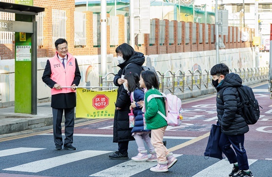 NSP통신-학교 앞에서 교통지도하는 김태우 강서구청장 (강서구)