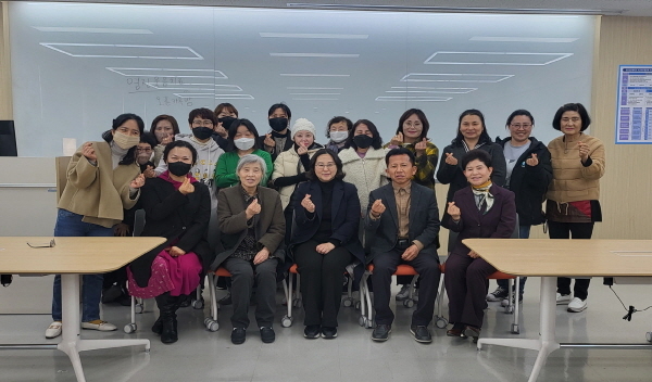 NSP통신-지난 4일 영진전문대학교 건강관리전공반(보건의료행정과)은 신입생 첫 대면 수업을 강의실에서 가졌다. 사진은 건강관리전공반 신입생들이 이영옥 보건의료행정과 학과장(앞줄 가운데)과 기념촬영을 하고 있다. (영진전문대학교)