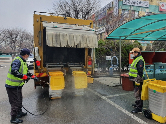 NSP통신-수원시의 한 공동주택단지에서 음식물류 폐기물 전용수거용기를 세척하고 있다. (수원시)