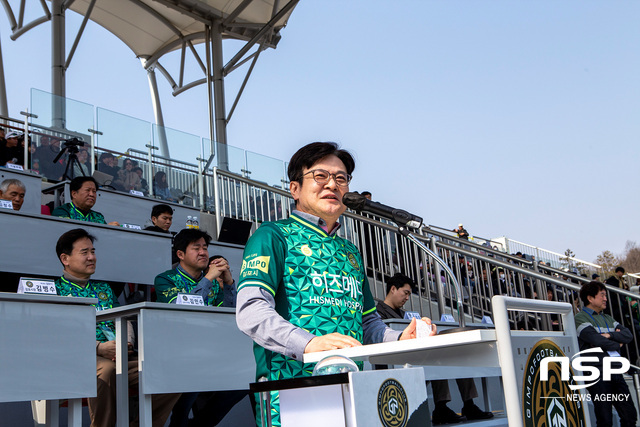 NSP통신-김병수 김포시장이 김포FC 개막전 홈 경기 개막사를 하고 있다. (조이호 기자)