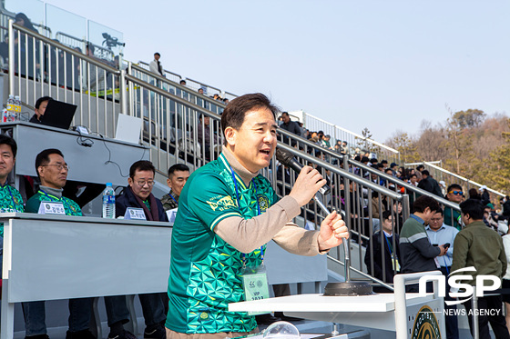 NSP통신-김인수 김포의회 의장이 김포FC 개막전에 참석해 축사를 하고 있다. (조이호 기자)