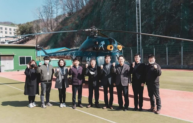 NSP통신-한국항공고 관계자들이 고정익 항공기와 회전익 항공기를 도입하고 기념촬영을 하고 있다. (강원도교육청)