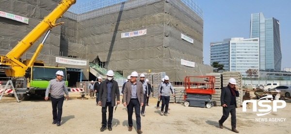 NSP통신-경상북도교육청은 7일 김천중앙고등학교 교사 이전 신축공사 현장에서 시설공사 명예감사관과 함께 일상감사 현장점검을 실시했다. (경상북도교육청)