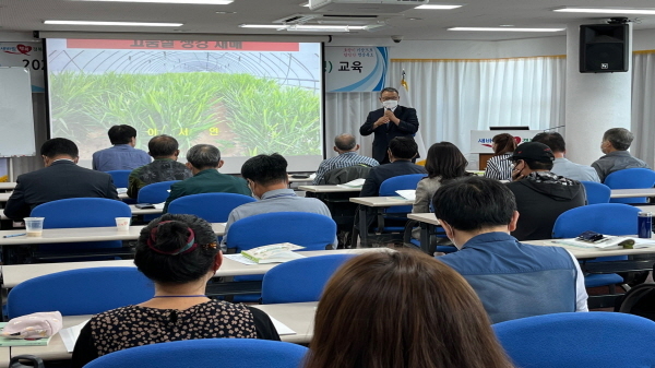 NSP통신-경상북도 농업기술원은 7일 경북농업인회관에서 지방시대 주도 핵심 과제 중 하나인 농업 대전환 확산을 위해 도내 농업인 300명을 대상으로 농업 대전환 확산 농업인 역량 교육을 실시했다. (경상북도)