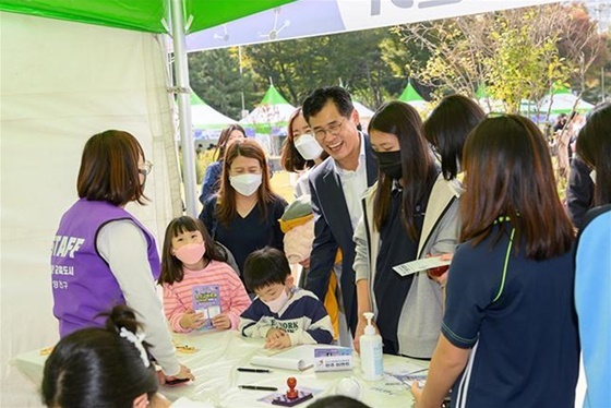 NSP통신-지난 10월 양천창의교육축제 과학체험 한마당에행사에 참여한 이기재 양천구청장 (양천구)