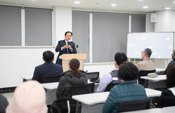 NSP통신-7일 이권재 오산시장이 제2차 직무교육에서 인사말을 하는 모습. (오산시)