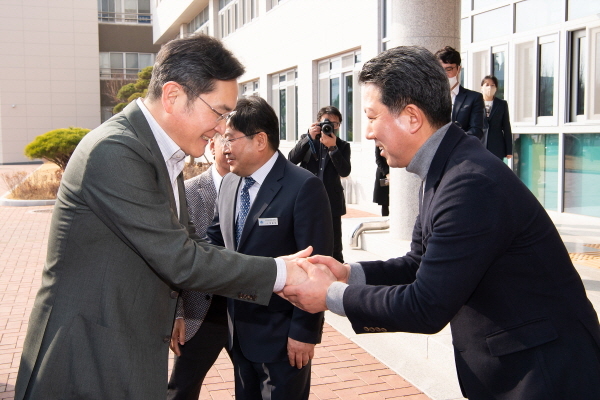 NSP통신-김장호 구미시장은 지난 7일 구미시 임수동 소재 국립 구미전자공고 현관 앞에서 삼성 이재용 회장을 극적으로 만나 구미방문을 환영하고, 삼성그룹 차원의 통큰 구미 투자와 반도체 특화단지가 구미로 지정될 수 있도록 협조를 요청했다.