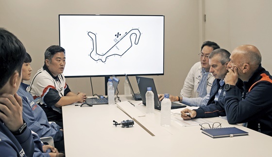 NSP통신-한국인 주니어 드라이버 프로그램 선발을 위해 선수 및 관계자들이 회의를 하고 있는 모습