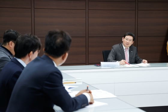 NSP통신-이상일 용인특례시장이 장학재단과 자원봉사센터, 청소년미래재단으로부터 합동 업무보고를 받고 있다. (용인특례시)