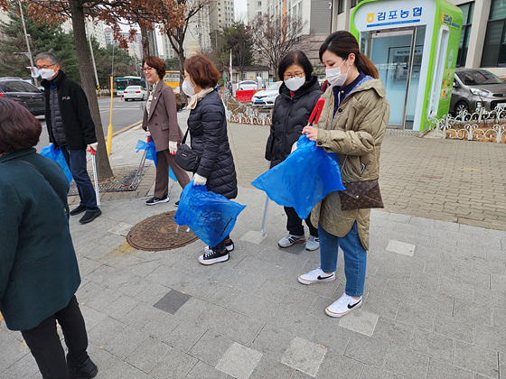 NSP통신-장기본동 일대에서 통장들이 전역을 돌며 생활쓰레기를 집중적으로 수거하는 환경정화활동을 하고 있다. (김포시)