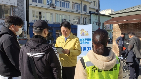 NSP통신-임종배 청장이 안전통제요원에게 이동 중 임무를 교육시키고 있다. (대구경북지방병무청)