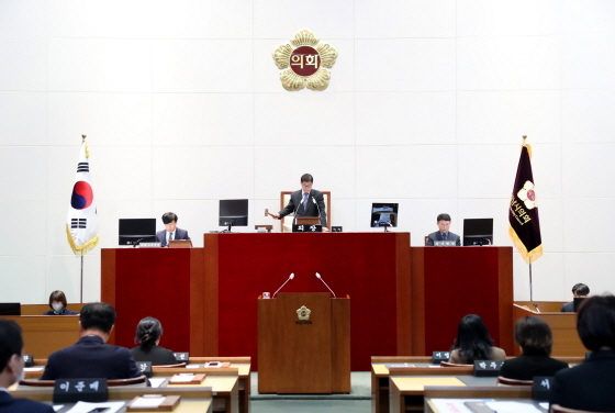 NSP통신-박광순 성남시의장이 제280회 임시회를 폐회하며 의사봉을 두드리고 있다. (성남시의회)
