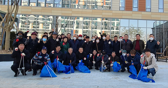 NSP통신-통진읍이장협의회에서 환경정화 활동 후 기념촬영을 하고 있다. (김포시)