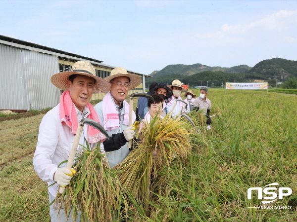 NSP통신-포항시는 도시와 함께 성장하는 행복한 농촌, 미래신성장 농업도약을 위해 올해도 지속가능한 신성장 농업 인프라 기반 구축에 행정력을 집중한다고 14일 밝혔다. 이강덕 포항시장이 지난해 8월 청하면에서 첫 벼 베기 행사에 참여했다. (포항시)