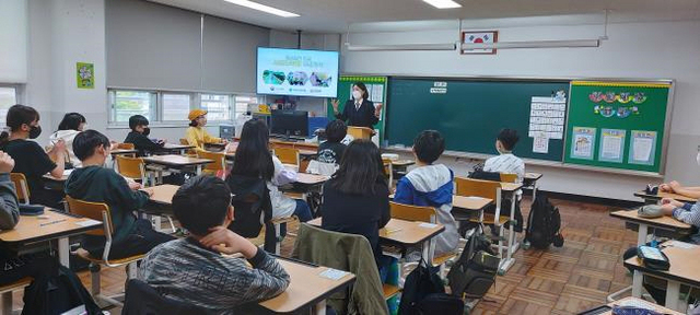 NSP통신-국토안전관리원 관꼐자가 초등학생들을 대상으로 학교 안전교육을 실시하고 있다 (국토안전관리원)