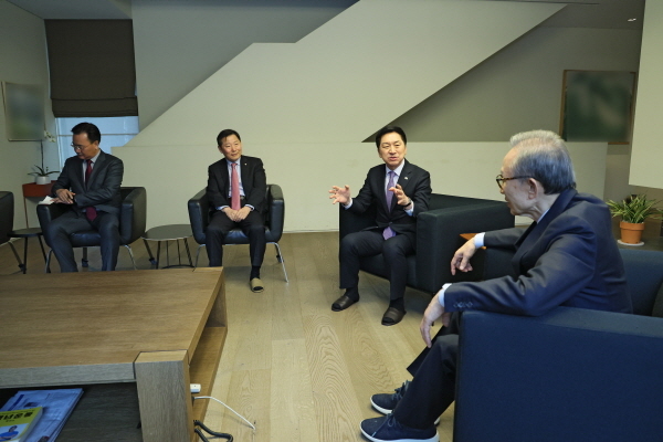 NSP통신-김기현 대표가 이명박 전 대통령에게 선거와 주요 현안에 대해 이야기 하고 있다. (국민의힘)