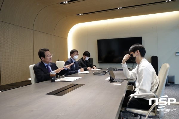 NSP통신-강진원 강진군수가 지난 15일 카카오게임즈의 자회사인 게임 개발사 라이온하트 스튜디오 를 방문해 이한순 부사장을 면담하고 있다. (강진군)