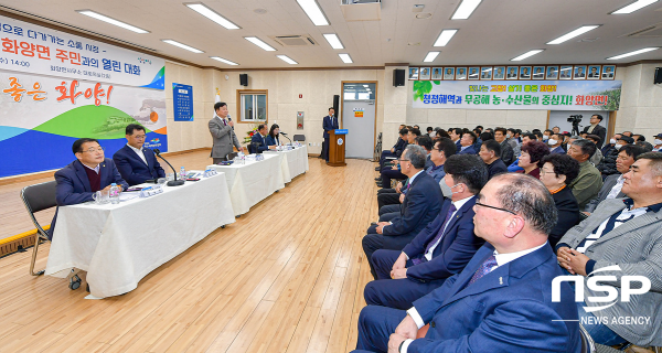 NSP통신-정기명 여수시장이 화양면 주민과의 대화에서 주민들의 질문에 대답하고 있다. (여수시)