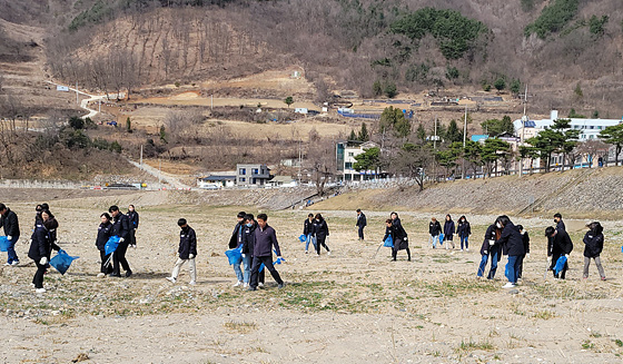 NSP통신-정선읍 시가지 일원에서 각급 기관·사회단체 및 공무원 등이 새봄맞이 국토대청결운동을 실시하고 있다. (정선군)