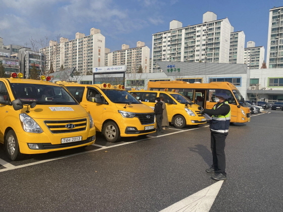 NSP통신-16일 한국교통안전공단 경기남부본부 합동정검반이 어린이통학버스를 점검하고 있다. (한국교통안전공단 경기남부본부)