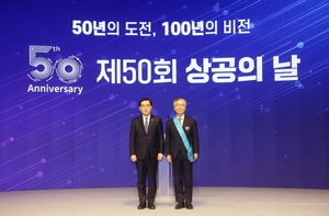 [NSP PHOTO]동서식품 김석수 회장, 제50회 상공의 날 금탑산업훈장 수상