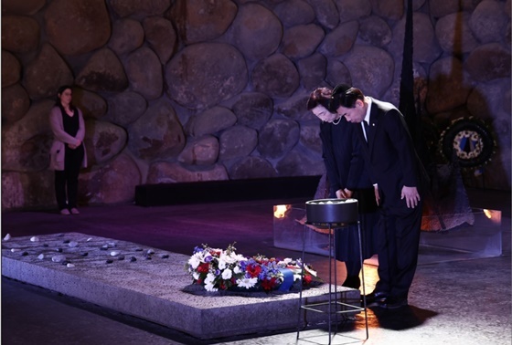 NSP통신-김진표 국회의장이 이스라엘 야드바셈 에서 유대인 희생을 초모하고 있다. (국회의장 공보수석실)