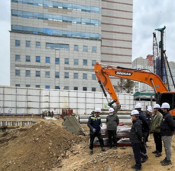 NSP통신-국토안전관리원 관계자가 광주 동구의 한 주상복합아파트 신축공사 현장에서 건설안전 코칭을 진행하고 있다