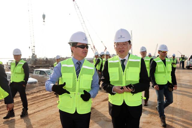 NSP통신-백정완 대우건설 대표(왼쪽)와 조승환 해양수산부 장관(왼쪽 두 번째) 이라크 알포 항만 건설현장을 방문해 둘러보고 있다 (사진 = 대우건설)
