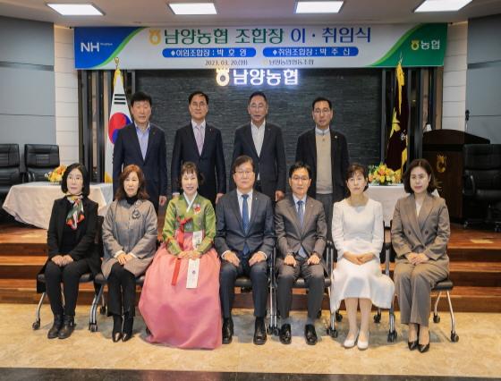 NSP통신-20일 김경희 화성시의회 의장(앞 줄 왼쪽 두번째)과 제15대 박호영 조합장, 제16대 박주신 조합장 및 참석자들이 사진촬영을 하고 있다. (사진 = 화성시의회)