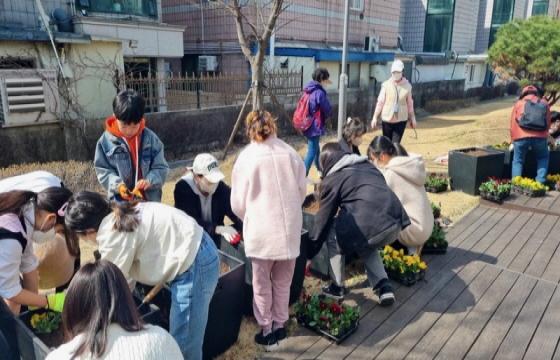 NSP통신-18일 권선2동 주민들이 손바닥 정원을 조성하는 모습. (사진 = 수원시)