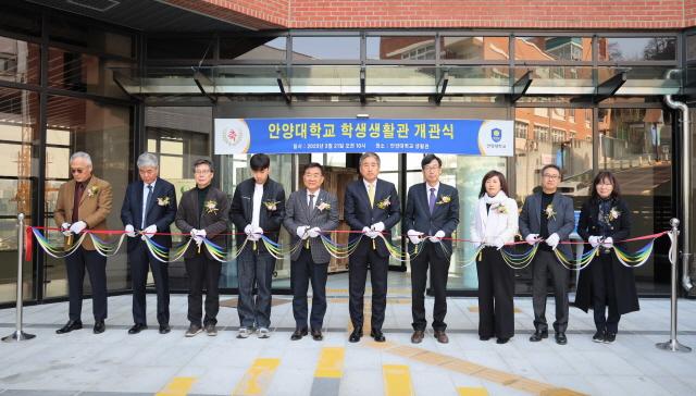 NSP통신-21일 안양대학교 학교생활관에서 열린 개관식에서 박노준 총장과 권원현 교학부총장, 장용철 대외협력부총장, 진재석 더본건설 대표 등 내외빈들이 테이프 커팅식을 하고 있다. (사진 = 안양대학교)