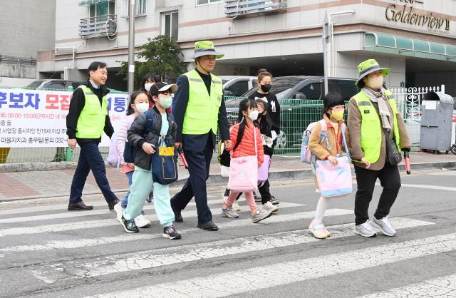 NSP통신-조용익 부천시장이 22일 심곡초등학교에서 일일 워킹스쿨 안전지도사 활동을 하고 있다. (사진 = 부천시)