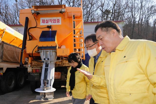 NSP통신-이재준 수원시장이 지난해 12월 팔달구 제설자재 창고를 점검하고 있다. (사진 = 수원시)