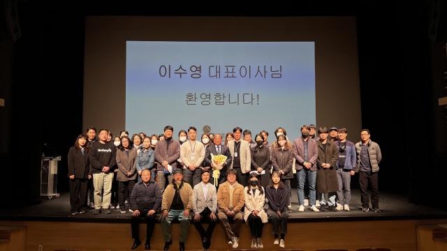 NSP통신-20일 열린 취임식에서 이수영 오산문화재단 제5대 대표(가운데)와 직원 및 참석자들이 사진촬영을 하는 모습. (사진 = 오산시)