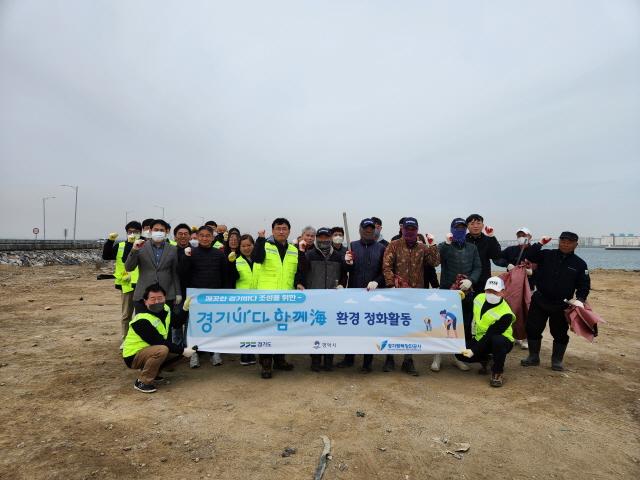 NSP통신-경기평택항만공사가 경기도, 평택시, 평택지방해양수산청 등 관계기관과 24일 평택항 서부두 인근에서 깨끗한 경기바다 조성을 위한 해안정화활동 가운데 기념촬영을 하고 있다. (사진 = 경기평택항만공사)