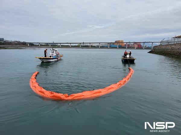 NSP통신-해양자율방제대 어민들이 오일펜스를 전개하는 훈련을 하고 있다. (사진 = 여수해경)