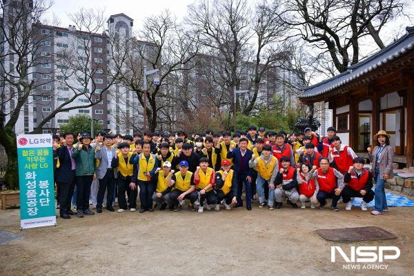 NSP통신-LG화학 화성품공장 봉사단, 한영대 화공산업공학과 학생들이 이충무공 어머니 사시던 곳 유적지에서 3000여 본의 봄꽃 심기 봉사활동을 펼쳤다.