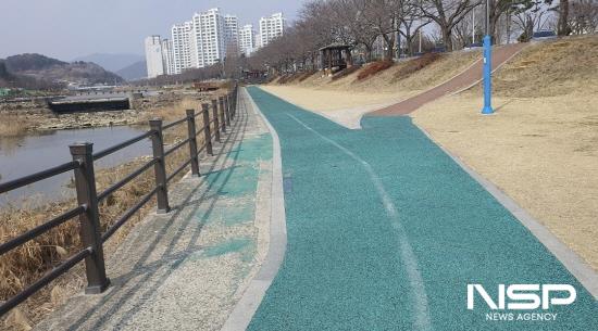 NSP통신- (사진 = 서천변 산책로 고무칩 탈락)