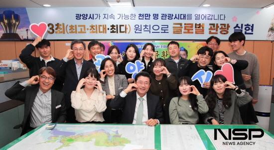 NSP통신- (사진 = 정인화 광양시장 관광과 방문해 간식 전달과 함께 봄축제 추진 노고 격려)