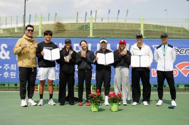 NSP통신-안동시청 테니스경기단이 제1차 한국실업테니스연맹전 & 전국종별테니스 함양대회 에서 혼합복식 1위(심용준), 남자단식 3위(강구건), 여자 단체전 3위(한희진, 송경은, 심미성, 이다미)를 기록하는 등 우수한 성적을 거뒀다. (이미지 = 안동시)