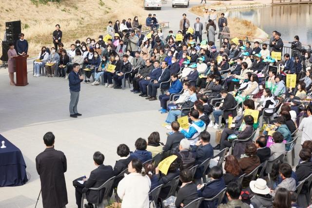 NSP통신-김동연 경기도지사가 기후변화 주제로 열린 광명시 맞손토크에서 발언하고 있다. (사진 = 김동연 경기도지사 페이스북)