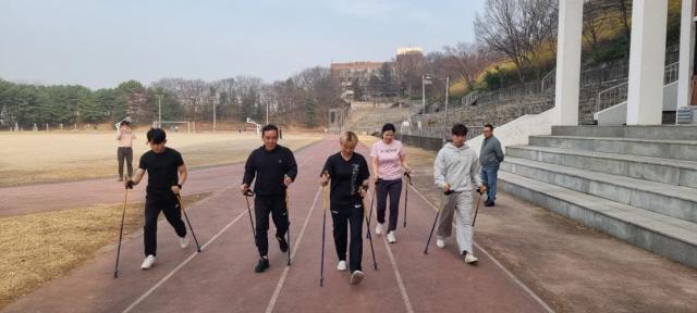 NSP통신-모윤자 선수와 코치 등이 폴킹운동 및 신체능력 측정을 하는 모습. (사진 = 오산시)